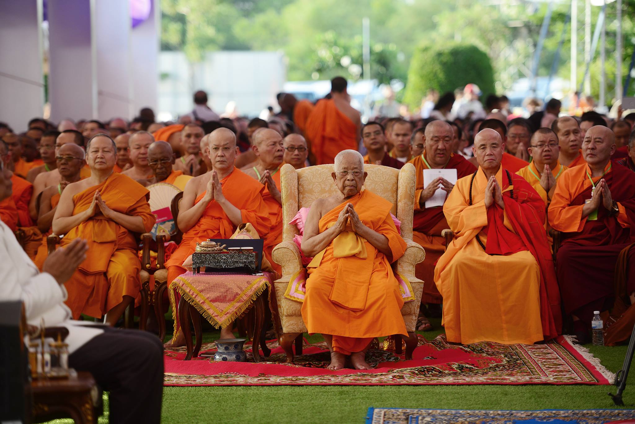 A harmadik napon az ENSZ bangkoki épületében folytatódott az ünnepség, ahol az elmúlt napok összegzéseként kiadták a bangkoki deklarációt, lásd: <a href="http://bit.ly/1D8E5Ip">http://bit.ly/1D8E5Ip</a>  Majd végül a Buddhamonthon parkban gyújtottak a résztvevők gyertyát Maha Chakri Sirindhorn thai hercegnő 60. születésnapjának tiszteletére