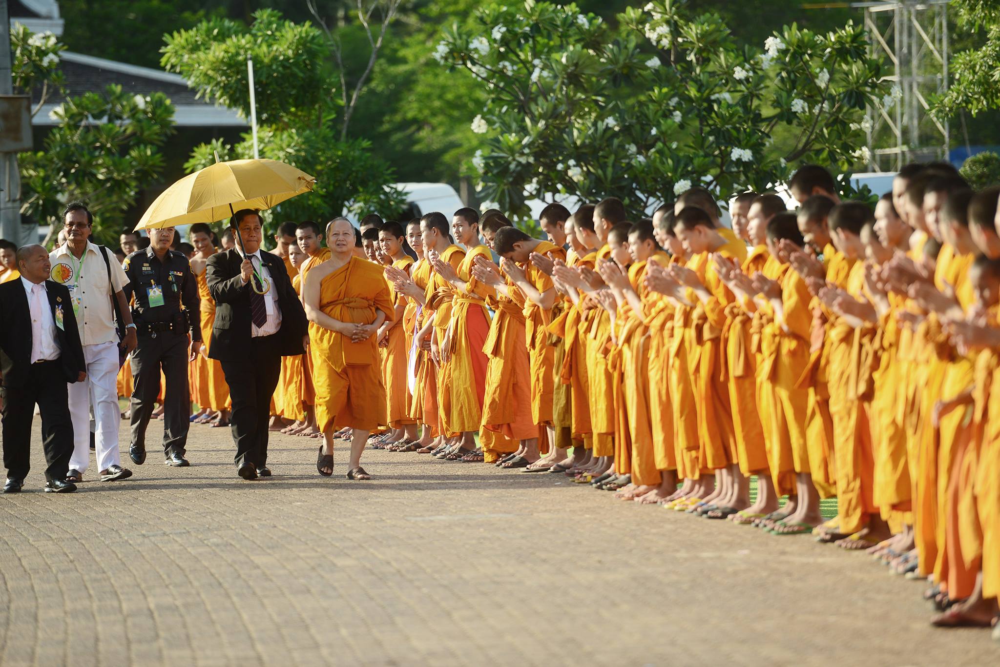 A harmadik napon az ENSZ bangkoki épületében folytatódott az ünnepség, ahol az elmúlt napok összegzéseként kiadták a bangkoki deklarációt, lásd: <a href="http://bit.ly/1D8E5Ip">http://bit.ly/1D8E5Ip</a>  Majd végül a Buddhamonthon parkban gyújtottak a résztvevők gyertyát Maha Chakri Sirindhorn thai hercegnő 60. születésnapjának tiszteletéreCandle-lit Procession in Srisakyadasapalanyana Buddha Statute’s compound, Buddhamonthon, Nakhornpathom