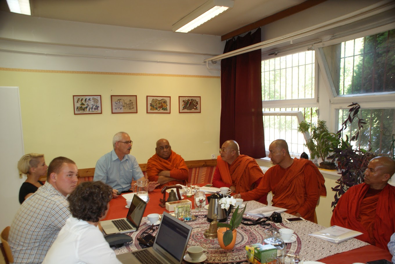 Együttműködési szándéknyilatkozatot írt alá a tiszteletreméltó Sitagu Sayadaw a burmai Sitagu International Buddhist Academy (Sitagu Nemzetközi Buddhista Akadémia: <a href="http://on.fb.me/1MozeYA">http://on.fb.me/1MozeYA</a>) részéről és Jelen János, a Főiskola rektora.