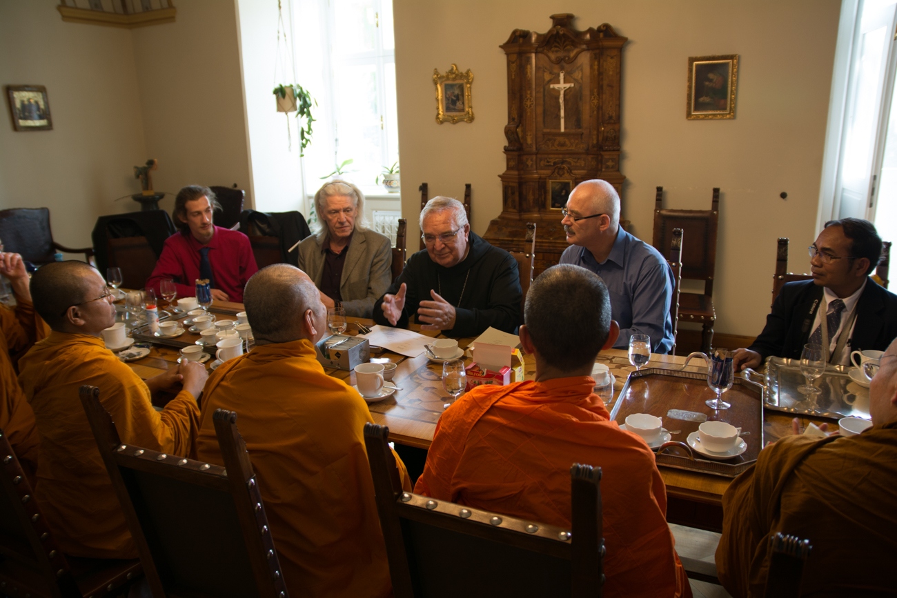 The Most Ven. Dr. Phra Brahmapundit, rector of Mahachulalongkornrajavidyalaya University, and his delegation visited the Dharma Gate Buddhist College to discuss collaborations connected to the European Buddhist Training Center.