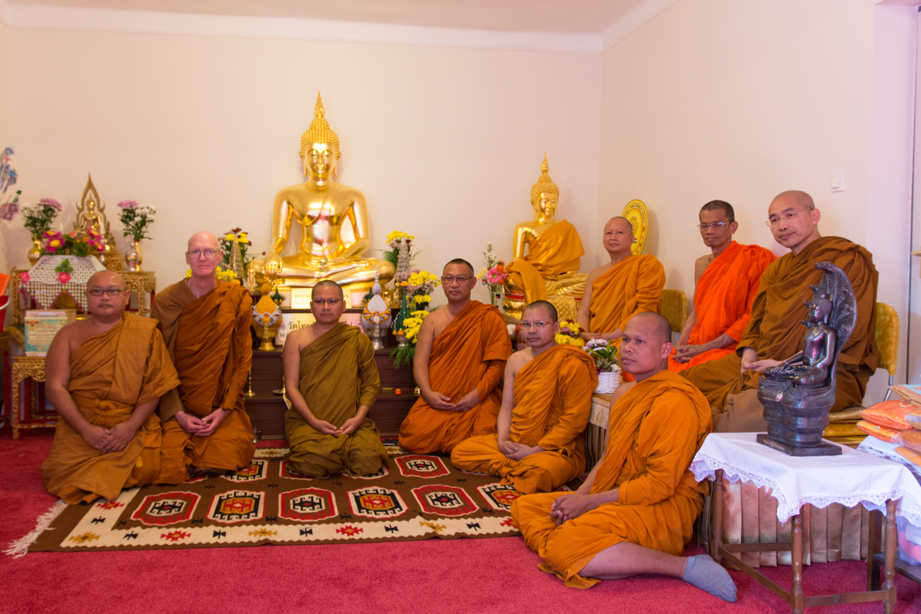 A Tiszteletreméltó Professzor Dr. Phra Brahmapundit a thaiföldi Mahachulalongkornrajavidyalaya Egyetem (MCU) rektora a Wat Thai Rattanaprateep thai kolostorban Budapesten.