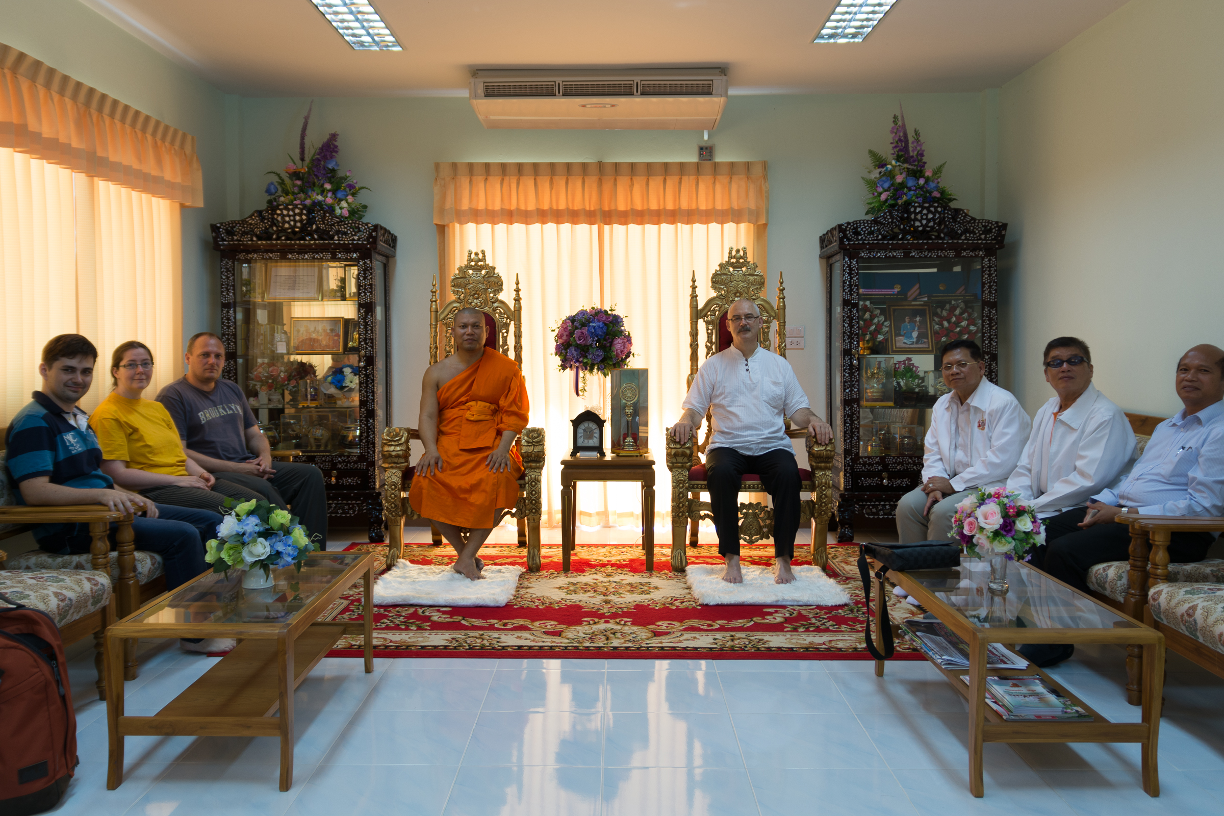Három vezető apát, akik pár nappal korábban Budapesten voltak nálunk vendégek, meghívott minket kolostorukba, ahol meleg szívvel fogadtak bennünket.   Utána felkértek minket, hogy mutassuk be a Főiskolát a thaiföldi egyetemi partnerünk diákjainak egy előadás keretében.