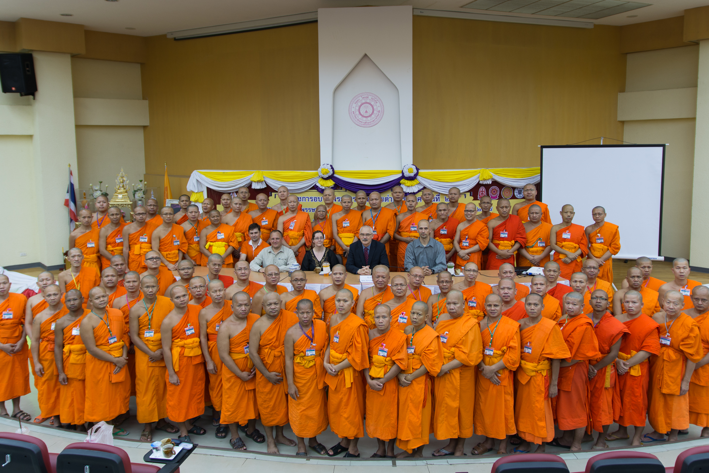 Három vezető apát, akik pár nappal korábban Budapesten voltak nálunk vendégek, meghívott minket kolostorukba, ahol meleg szívvel fogadtak bennünket.   Utána felkértek minket, hogy mutassuk be a Főiskolát a thaiföldi egyetemi partnerünk diákjainak egy előadás keretében.