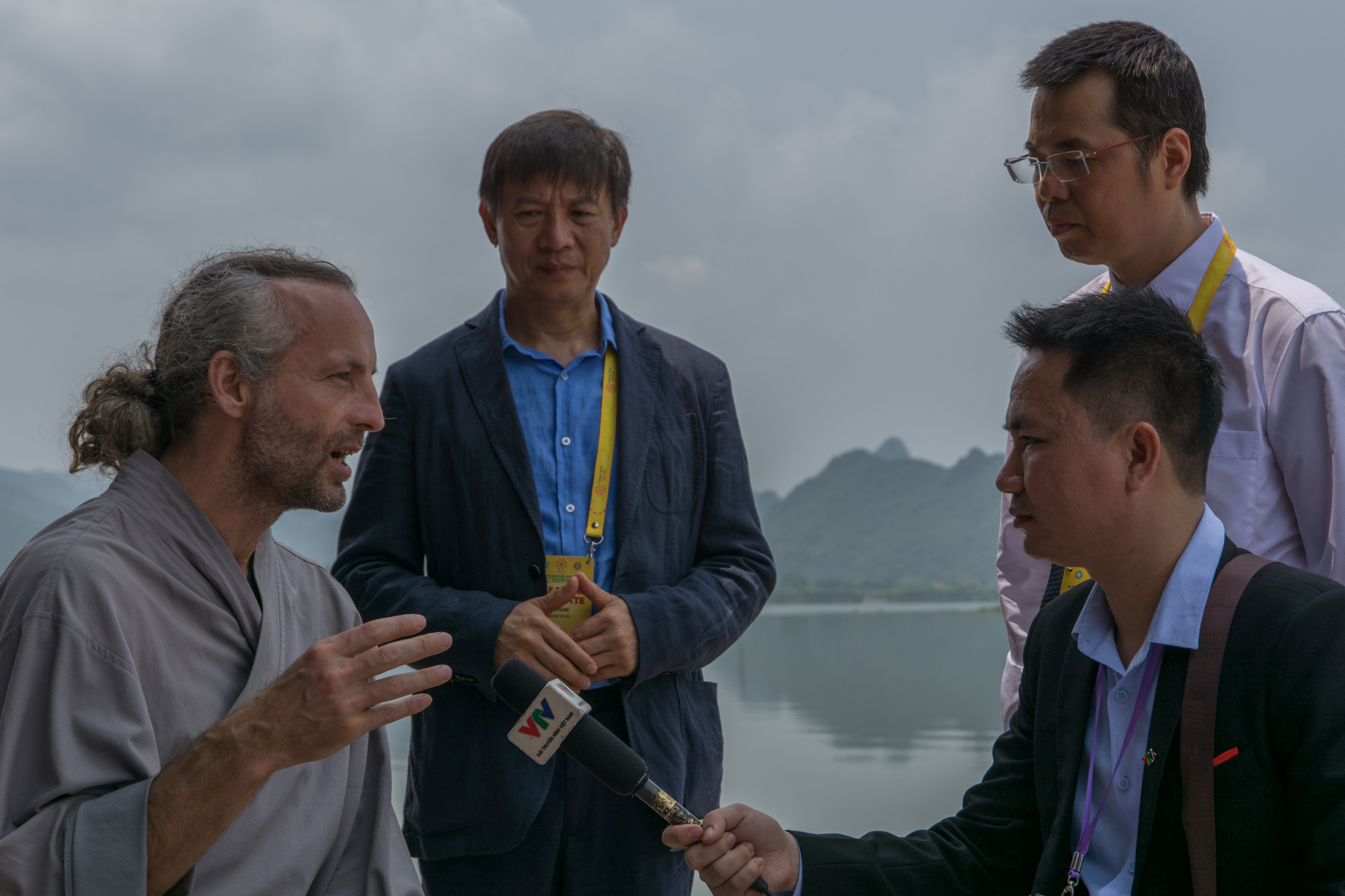 Az Egyház és a Főiskola delegációja a magyarországi vietnami buddhista közösség képviselőivel részt vett a Ha Nam tartományban megrendezett ENSZ Vészák ünnepségen.