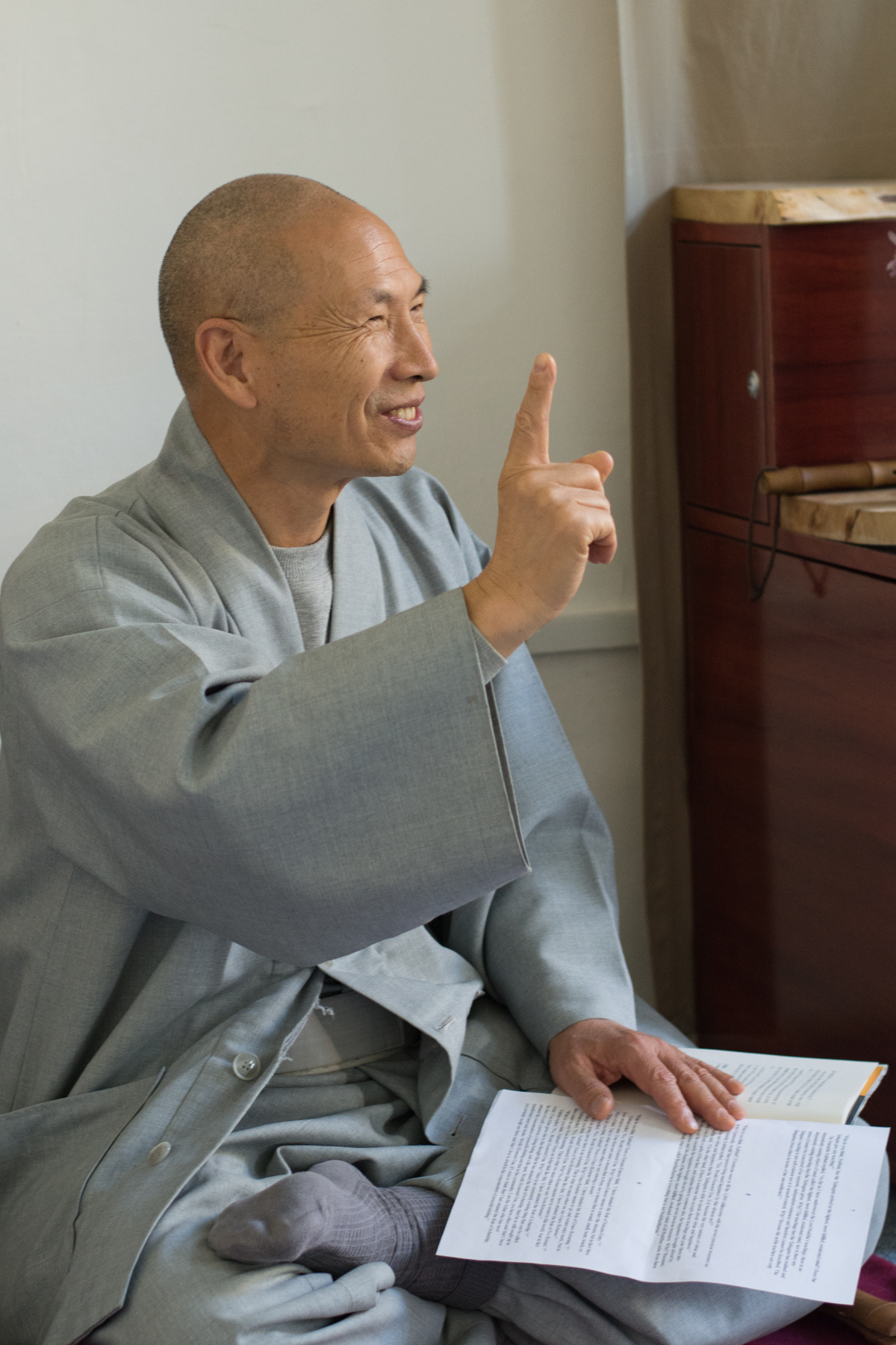Véget ért Prof. Dr. Jinwol Lee (Dongguk University) koreai zen mester 6 napos intenzív gyémánt szútra kurzusa. A napi 8 óra munka során egymással együttműködve szemináriumi és meditációs keretek között dolgoztunk a szöveggel. Az utolsó napon pedig elvonultunk a ködös Uszóra, ahol meditációval zártuk a kurzust.