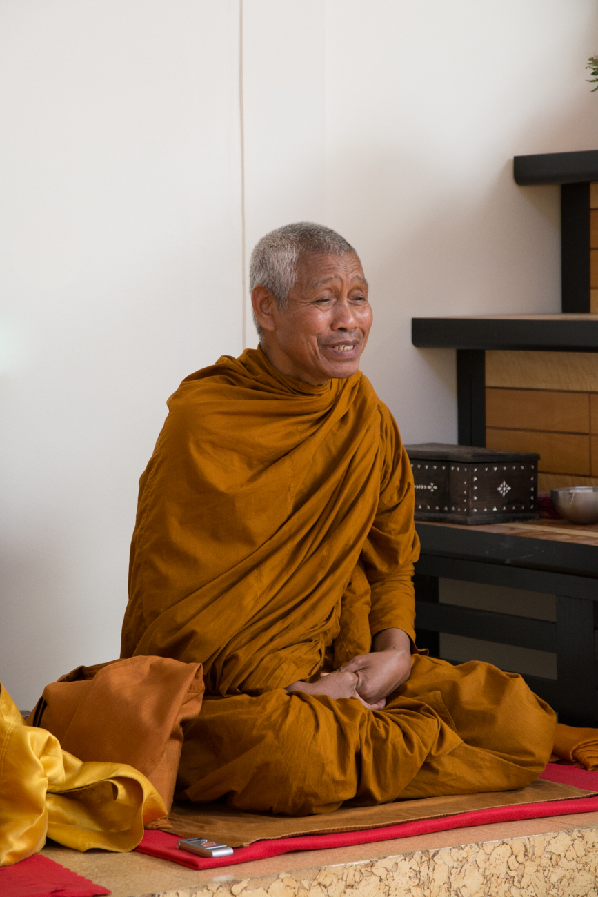 A Tiszteletreméltó Ajahn Bunmee a Wat Pa Sathatawai kolostor főapátja tartott dharmabeszédet Főiskolánkon a tudatosság négy alapjáról.
