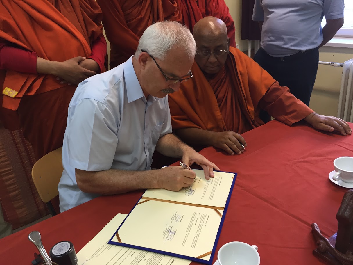 Együttműködési szándéknyilatkozatot írt alá a tiszteletreméltó Sitagu Sayadaw a burmai Sitagu International Buddhist Academy (Sitagu Nemzetközi Buddhista Akadémia: <a href="http://on.fb.me/1MozeYA">http://on.fb.me/1MozeYA</a>) részéről és Jelen János, a Főiskola rektora.