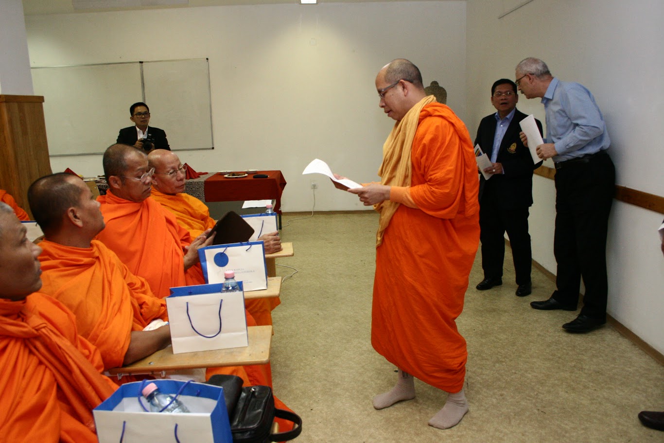 Thai Monk delegation (MCU) visited us for the purpose of joint research cooperation(MCU) keresztül egy közel 30 fős thai szerzetes delegációt fogadtunk Budapesten.