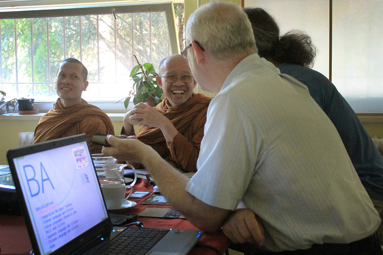 Thai monks visited us with the leaders of a monastery building foundation.
