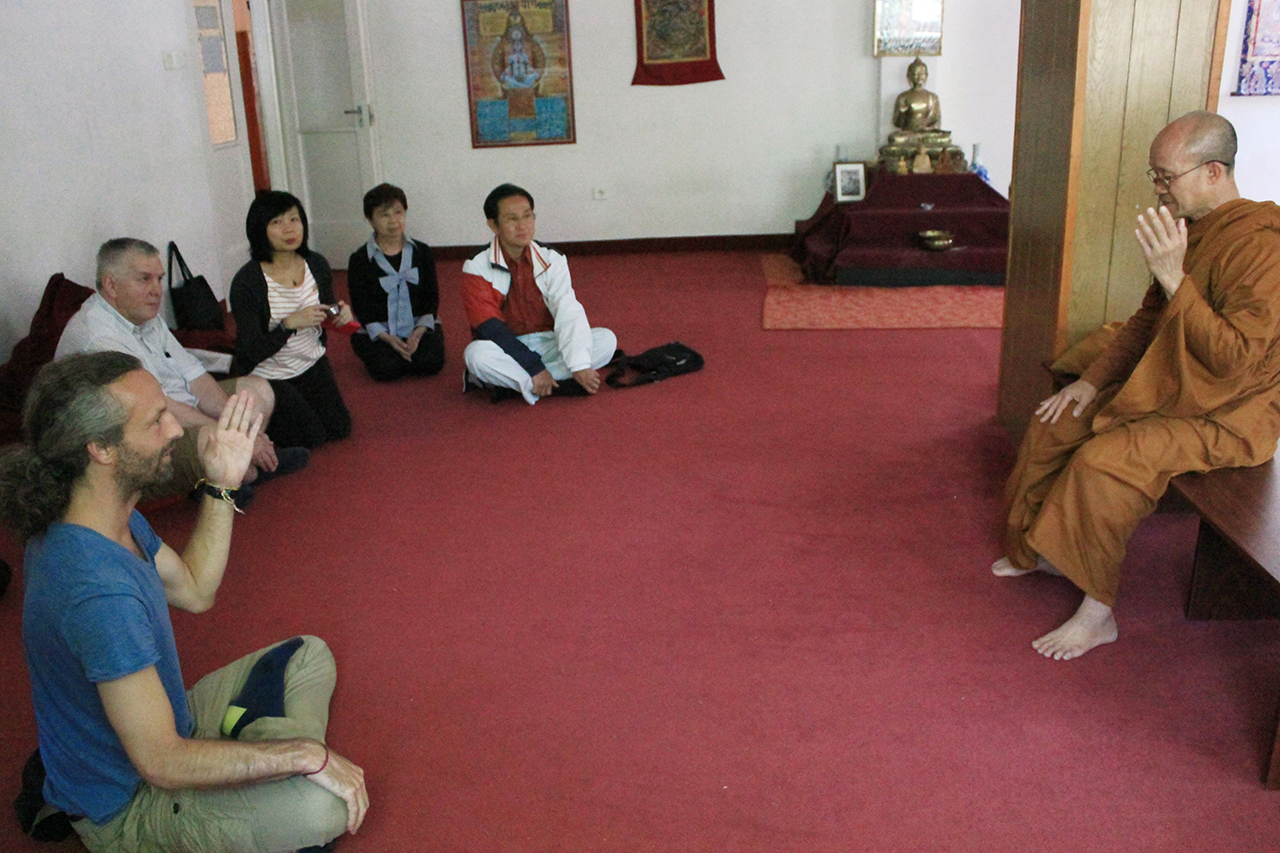 Thai szerzetesek tettek látogatást nálunk egy kolostorok építését támogató alapítvány vezetőivel.