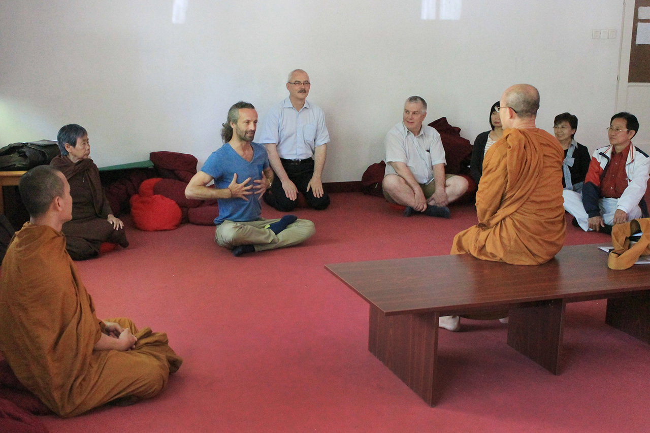 Thai szerzetesek tettek látogatás nálunk egy kolostorok építését támogató alapítvány vezetőivel.Thai szerzetesek tettek látogatást nálunk egy kolostorok építését támogató alapítvány vezetőivel.
