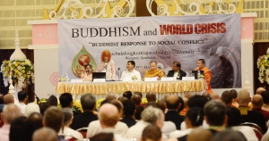 A második napon előadásokat hallgathattunk Buddhizmus és világválság címmel. Külön panelekben volt szó az oktatásról, a környezet megóvásáról, és a társadalmi válságokról.