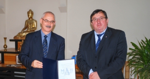 Dr. Fodor György, a MAB Hittudományi bizottságának elnöke hivatalosan átadta Jelen János rektor úrnak a MAB 2019. december 31-ig érvényes akkreditációs döntését. 