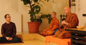 Ácsán Dzsajaszáró (Ajahn Jayasaro) théraváda szerzetes A Tan Kapuja Buddhista Főiskola szertartástermében válaszolt a hallgatóság kérdéseire.