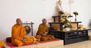 A Tiszteletreméltó Ajahn Bunmee a Wat Pa Sathatawai kolostor főapátja tartott dharmabeszédet Főiskolánkon a tudatosság négy alapjáról.