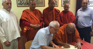 Együttműködési szándéknyilatkozatot írt alá a tiszteletreméltó Sitagu Sayadaw a burmai Sitagu International Buddhist Academy (Sitagu Nemzetközi Buddhista Akadémia: http://on.fb.me/1MozeYA) részéről és Jelen János, a Főiskola rektora. 